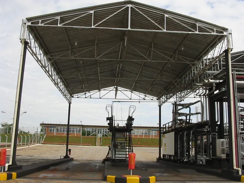 Cobertura metálica com treliças sobre plataforma de carregamento em planta industrial
