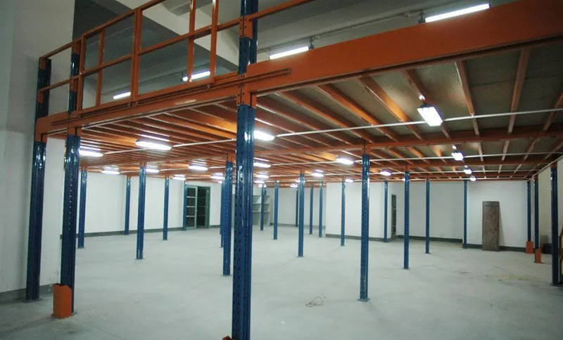 Estrutura metálica industrial em montagem
