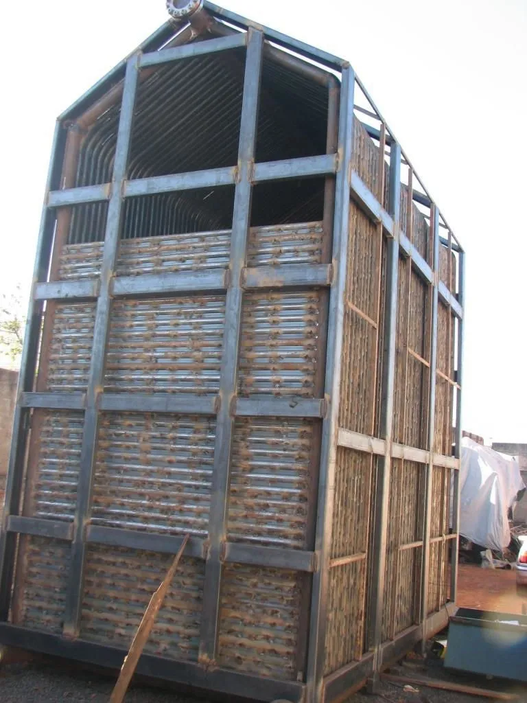 Estrutura de fornalha com painel de tubos em fabricação, fotografada em pátio externo