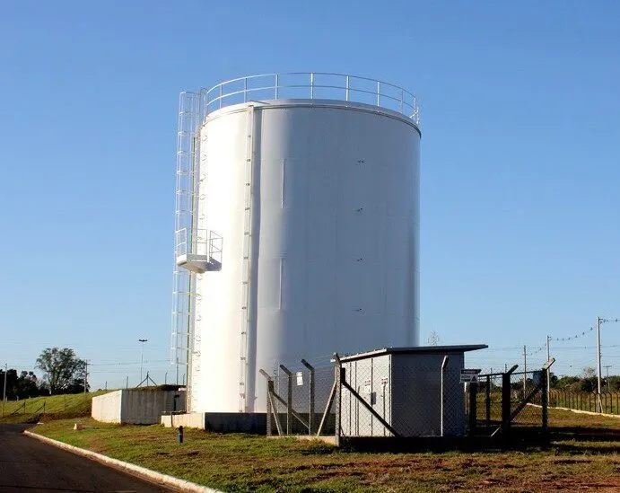 Reservatório metálico industrial de grande porte