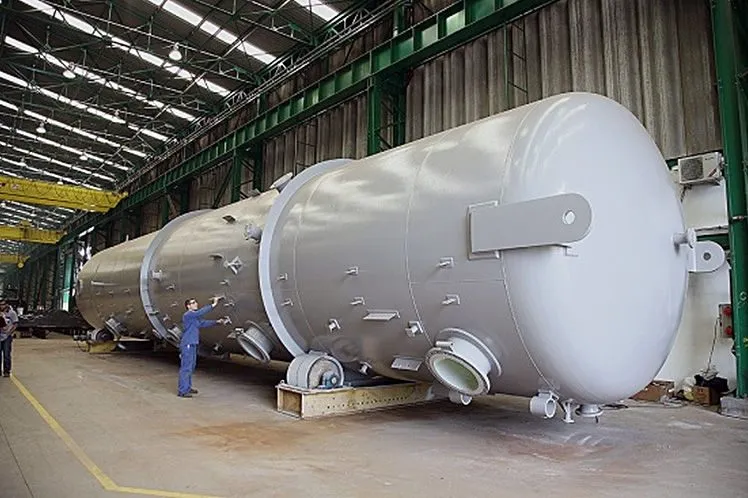 Vaso de pressão de grande porte em fabricação na oficina
