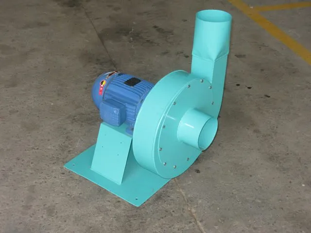 Ventilador centrífugo industrial compacto com motor elétrico acoplado, sobre piso de fábrica