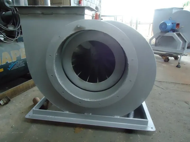 Ventilador industrial e coletor de partículas em fabricação